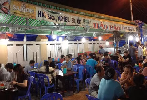 Một quán nhậu còn đông khách sau 22 giờ.
