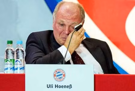 Uli Hoeness bật khóc khi họp báo tuyên bố từ chức tại Bayern Munich.