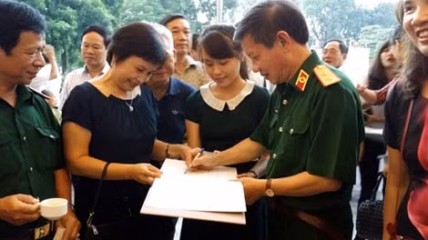 Buổi ký tặng sách tại triển lãm.