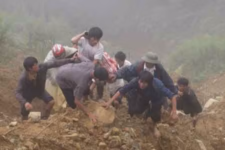 Những thân phận mong manh trong thảm họa ảnh 2