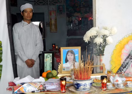 Anh Tin bên bàn thờ chị Trang.