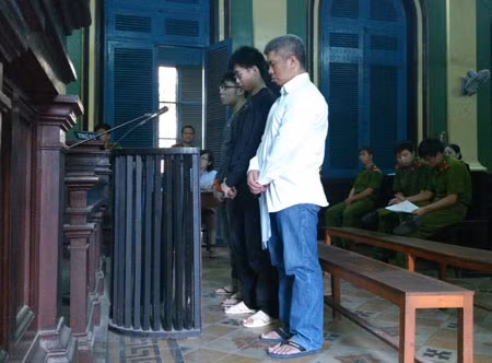 Các bị cáo trong một vụ sử dụng công nghệ cao chiếm đoạt tài sản mà TAND TP Hồ Chí Minh vừa đưa ra xét xử.