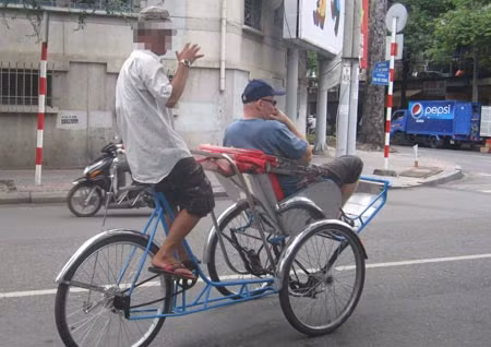 Bị xích lô "dù" "chém" khách ngoại quốc phát khóc ảnh 1