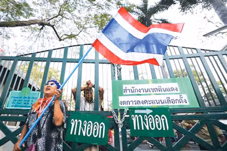 Người biểu tình Thái Lan phong tỏa các địa điểm bỏ phiếu ở thủ đô ảnh 1