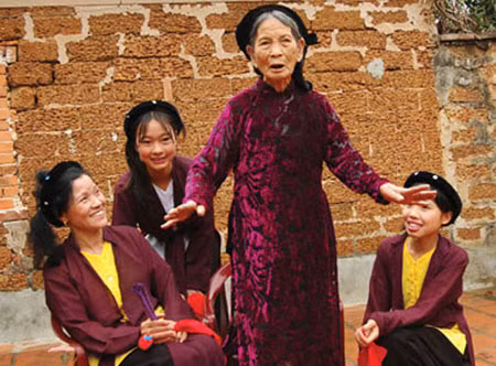 Một nghệ nhân đang truyền lại những điệu muá và làn điệu hát Dô cổ cho thế hệ sau.