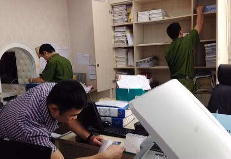 Cơ quan điều tra đang khám xét trụ sở Công ty Khải Thái.