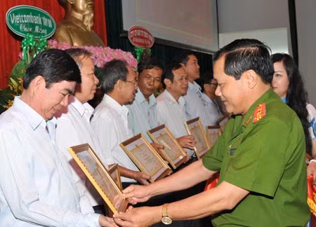 Đại tá Nguyễn Văn Thuận, Phó Giám đốc Công an TP Cần Thơ trao Giấy khen cho các CQDN có thành tích xuất sắc