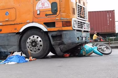 TPHCM: Bị container cuốn vào gầm, cả gia đình 4 người thương vong ảnh 1