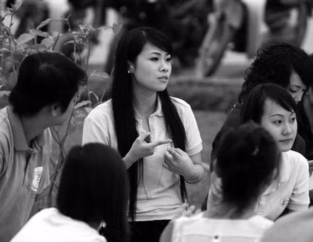 Cô gái trẻ và những bữa tiệc vô ngôn ảnh 2