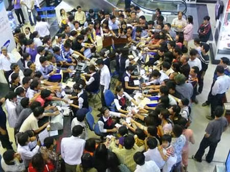 Những buổi tư vấn lao động luôn đông kín người.