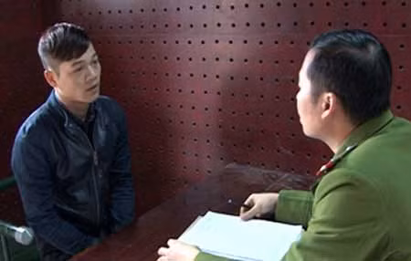 Cán bộ điều tra lấy lời khai đối tượng Trần Minh Hiếu.