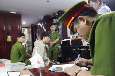 Cơ quan Công an bắt giữ, khám xét đối tượng Lưu Quốc Hưng