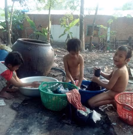 Nước mắt mẹ góa con côi ảnh 2