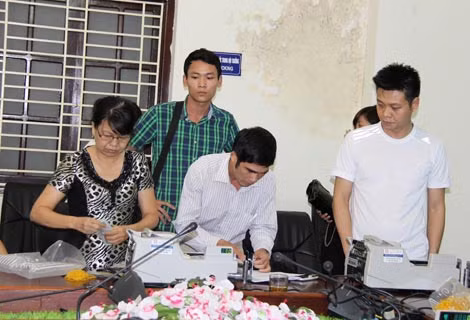Kiểm đếm số tiền thu được tại Công ty Khải Thái.
