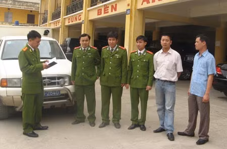 Người về sau bánh xe chuyên án ảnh 1