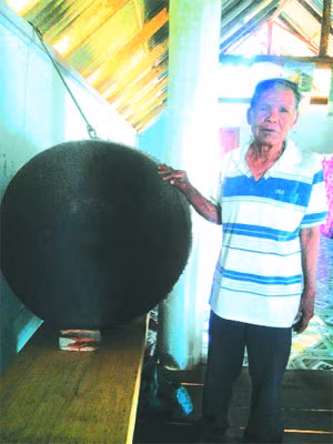 Già Y'Lưu bên chiếc trống cổ ngày xưa từng tham gia những cuộc bắt chồng.