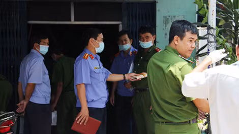 Cơ quan chức năng đang khám nghiệm hiện trường.