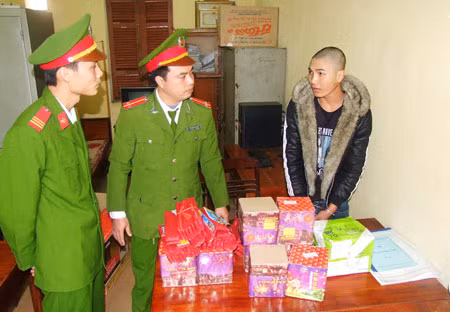 Đối tượng và tang vật tại cơ quan Công an.