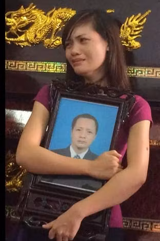 Con gái nạn nhân ôm di ảnh cha trong nỗi đau vô bờ.