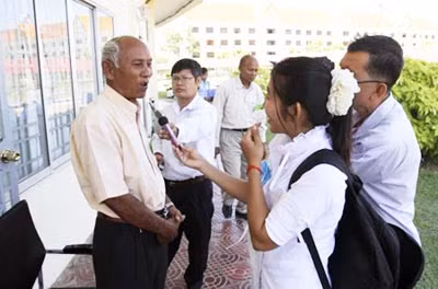 Các nhân chứng tham dự phiên tòa trả lời phỏng vấn của báo giới.