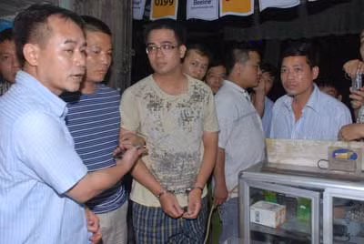 Đưa hung thủ đến hiệu cầm đồ 524 Đường Láng để tìm xe máy của nạn nhân.