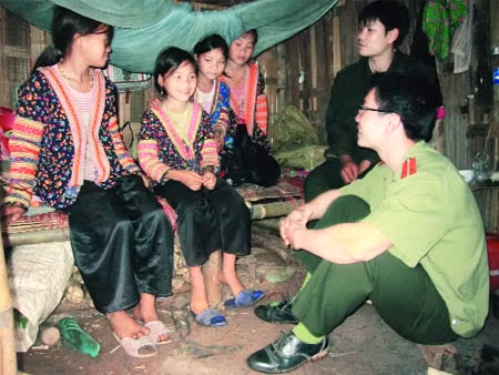 Cán bộ Công an tăng cường cơ sở đang thăm hỏi các em học sinh nội trú dân nuôi Tiểu học Pa Tần.