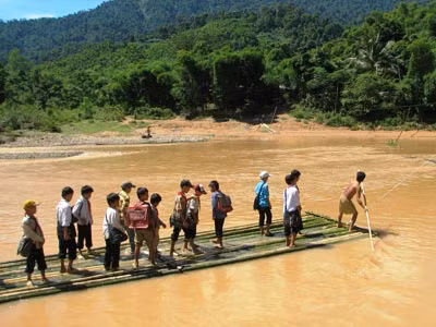 Thót tim đi học qua sông Âm ảnh 1