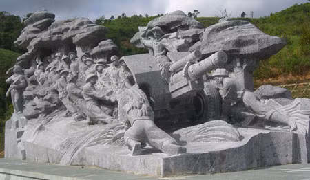Tượng đài Hò kéo pháo.