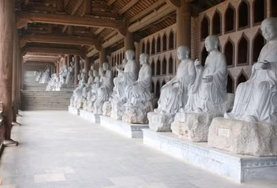 Hành lang La Hán trong chùa Bái Đính. Những pho La Hán ở chùa Bái Đính không hẳn là để lễ bái mà để chiêm ngưỡng.