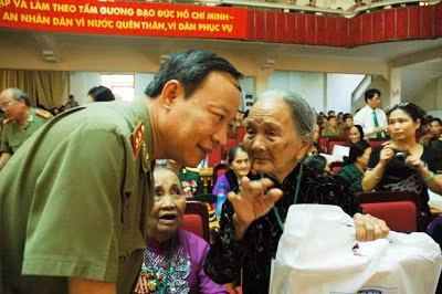 Thứ trưởng Lê Quý Vương bên mẹ Việt Nam anh Hùng Lê Thị Mèo, Thừa Thiên – Huế.