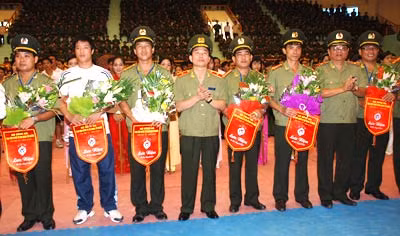 Thiếu tướng Trần Bá Thiều, Tổng Cục trưởng Tổng cục XDLL-CAND và Thiếu tướng Lê Ngọc Nam, Phó Tổng cục trưởng tặng hoa, cờ lưu niệm cho các Trưởng đoàn.