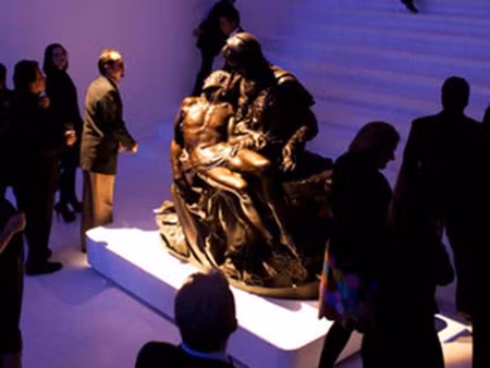 Nhà bảo tàng Soumaya ở Mexico City. Phiên bản đúc đồng tác phẩm "Pieta" của Michelangelo.