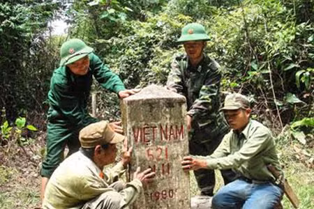 Già làng Hồ Mút và con trai Hồ Lê cùng các chiến sĩ Biên phòng bên cột mốc N11.