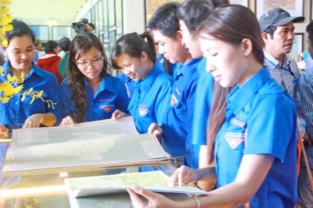 Các bạn trẻ đến với cuộc triển lãm bằng niềm tự hào và tình yêu biển đảo Việt Nam.