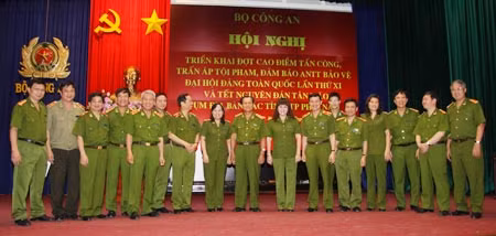 Thứ trưởng Lê Thế Tiệm và các đại biểu.