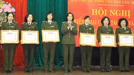 Đại tá Vũ Thị Liên, Ủy viên Ban Chấp hành Trung ương Hội Liên hiệp Phụ nữ Việt Nam, Chủ tịch Hội Phụ nữ Bộ Công an trao Giấy khen tặng các tập thể, cá nhân có thành tích xuất sắc.