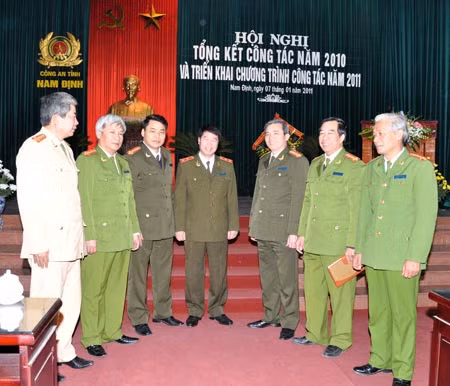 Thứ trưởng Bùi Văn Nam và các đại biểu tại Hội nghị triển khai nhiệm vụ công tác năm 2011 của Công an tỉnh Nam Định.