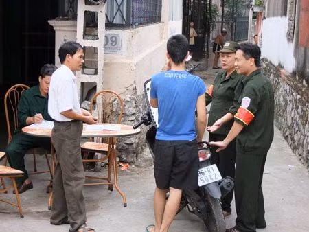Công an xã Đông Hương lập chốt ngăn chặn ma tuý.