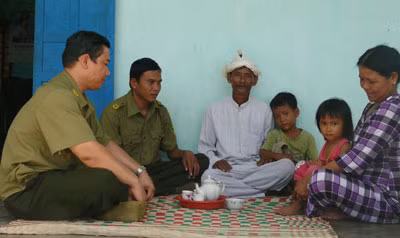 Anh Kiều Văn Thanh (thứ hai từ trái sang).