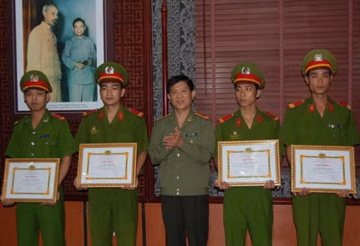 Đại tá Nguyễn Văn Sơn, Giám đốc Công an TP Đà Nẵng trao giấy khen cho 4 cá nhân.