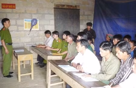 Lực lượng Công an “cắm bản” huyện Yên Minh trong một buổi phổ biến kiến thức pháp luật, phòng ngừa tội phạm cho người dân xã Phú Lũng.