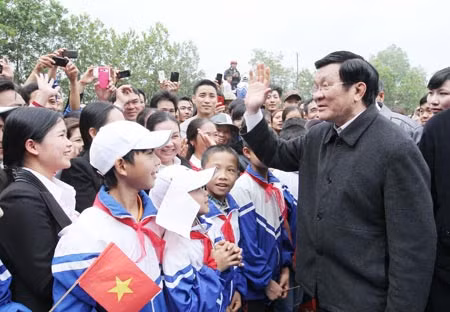 Chủ tịch nước Trương Tấn Sang đến thăm nhân dân xã Bãi Trành, huyện Như Xuân. Ảnh: TTXVN.