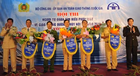 Lãnh đạo Công an tỉnh Thừa Thiên - Huế và Cục 67 trao cờ lưu niệm cho các đoàn tham gia hội thi.
