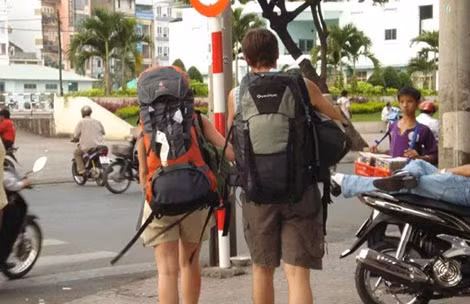 Balô kè kè trên vai nên họ được gọi là "Tây balô".