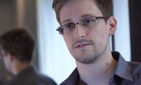 Edward Snowden dù phải chấp nhận cuôch sống tị nạn nhưng lại luôn nhận được sự yêu mến của cộng đồng quốc tế.