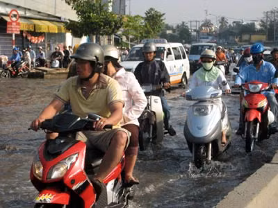 Triều cường, đường biến thành sông. Ảnh: Đ.T.