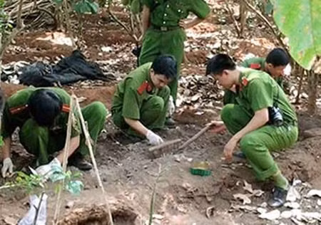 Cảnh sát điều tra khám nghiệm vườn nhà ông Mỹ - bà Hường, ngày 14/3.