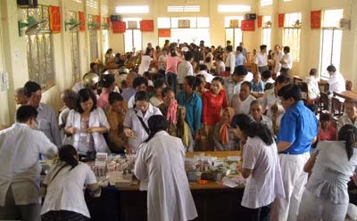 Đông đảo bà con đến khám bệnh, nhận thuốc và các phần quà.