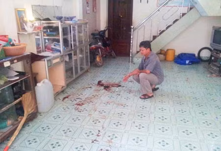 Trên sàn nhà vẫn còn nhiều vết máu.