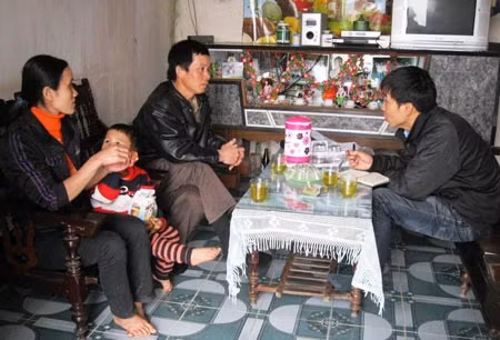 Người lao động vừa về từ Libya đang kể chuyện với phóng viên Báo CAND.